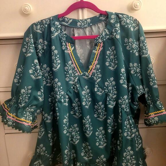 Green Top with Floral and Embroidered Details - Picture 1 of 5